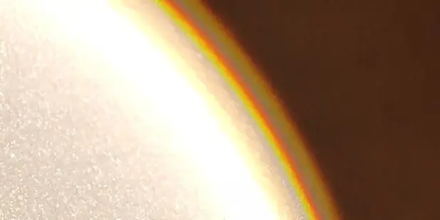 Esempio di arcobaleno artificiale.