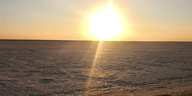 Tramonto sul lago salato.