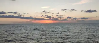 Alba sull'oceano.